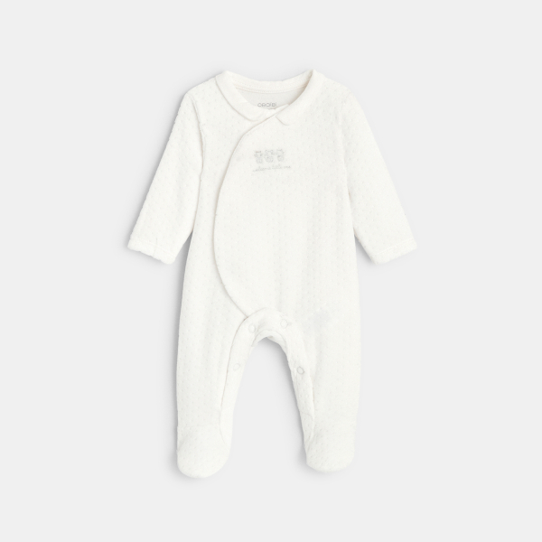 طقم الولادة المبكرة باللون الأبيض